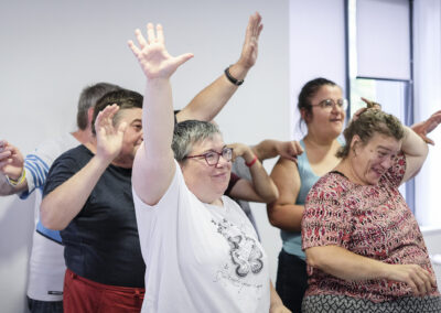 Découper, coller et danser ses émotions à la résidence Le Cèdre de Quessy