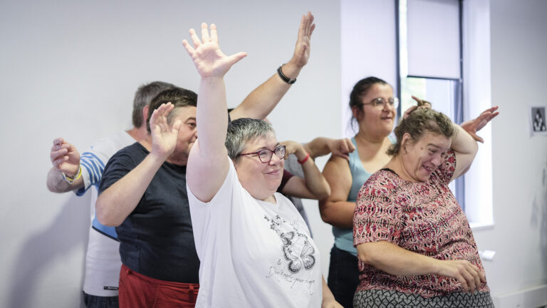 Découper, coller et danser ses émotions à la résidence Le Cèdre de Quessy