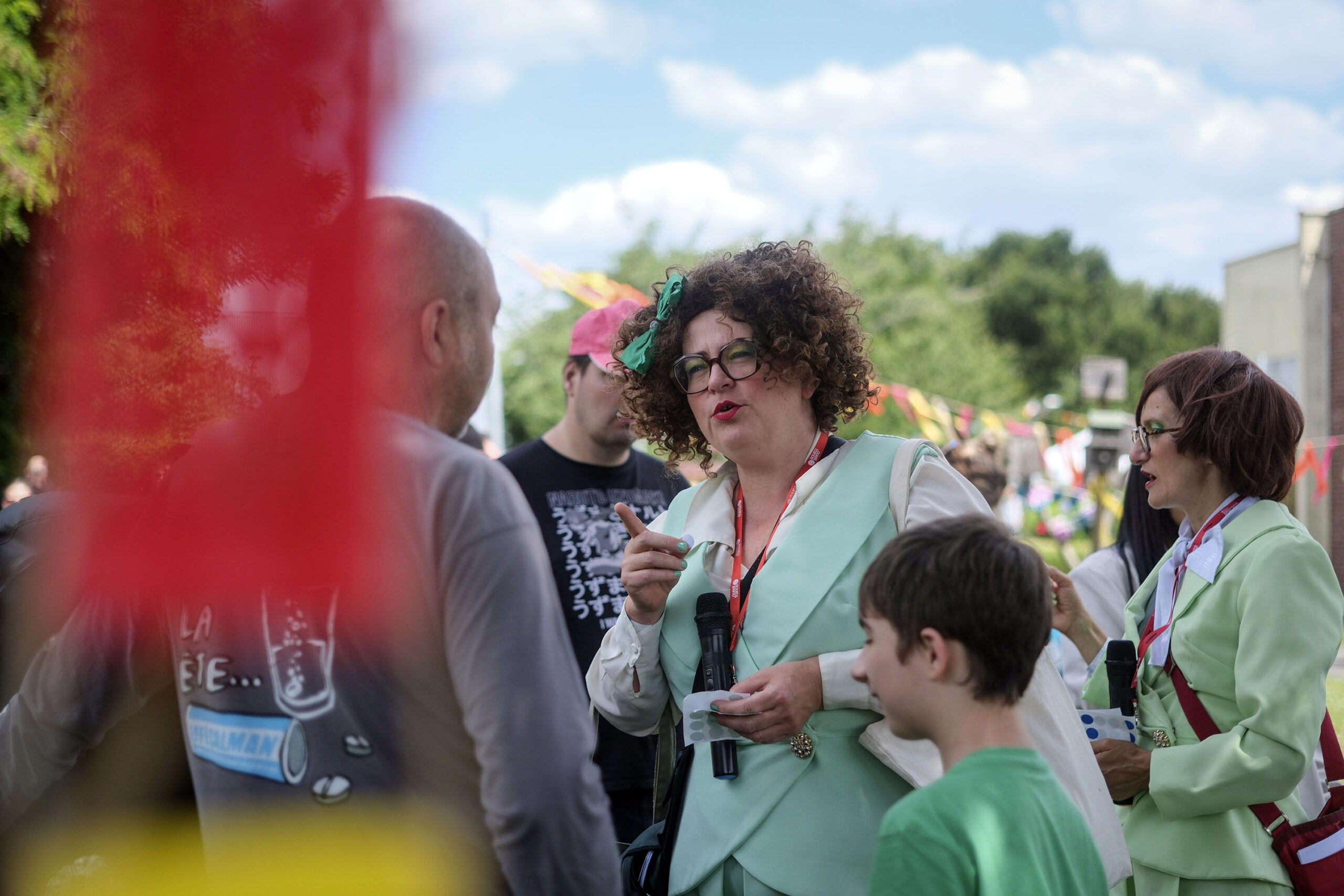Cie ON-OFF-Plaines Sante-1 L’artiste de la compagnie On-Off, Stéphanie Petit, donne des instructions à l’une des participantes pour débuter l’activité, sous un soleil éclatant. À sa droite, Cécile Thircuir.