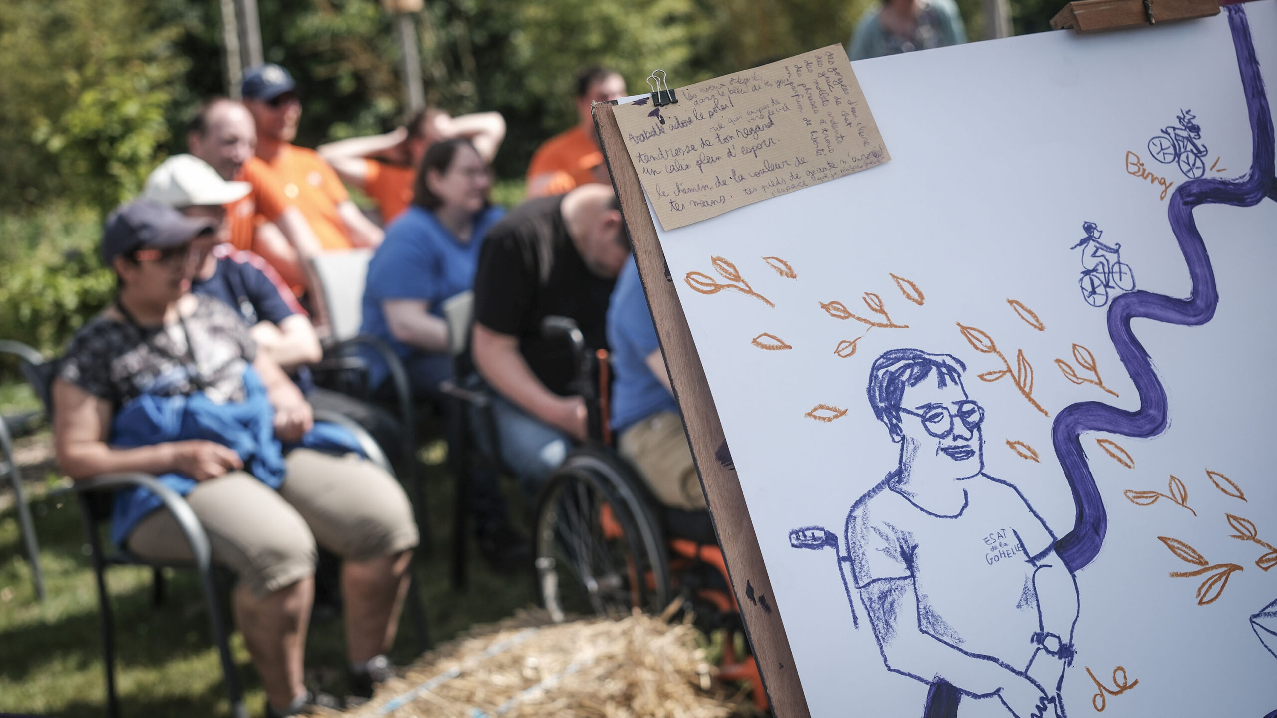 Intervention artistique de la Compagnie des Vagabondes dans le cadre du dispositif Plaines Santé, à l’ESAT La Gohelle à Hersin-Coupigny. Oréli Paskal désigne le public.