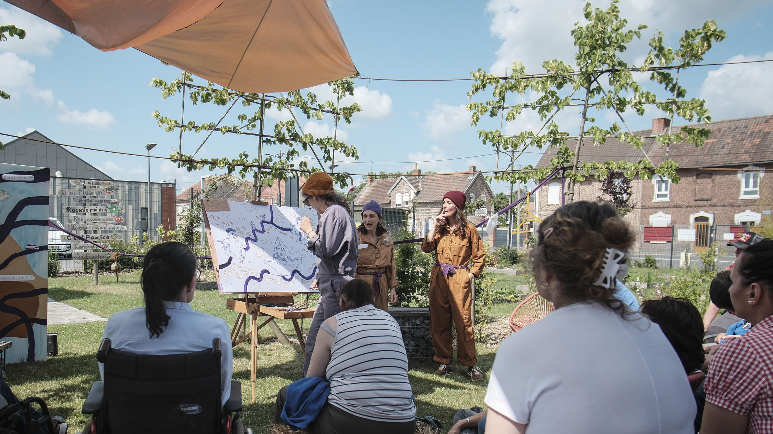 Cie Vagabondes_23-Plaines Sante Les artistes présentent leur spectacle dans le jardin de l’ESAT La Gohelle, en présence du public