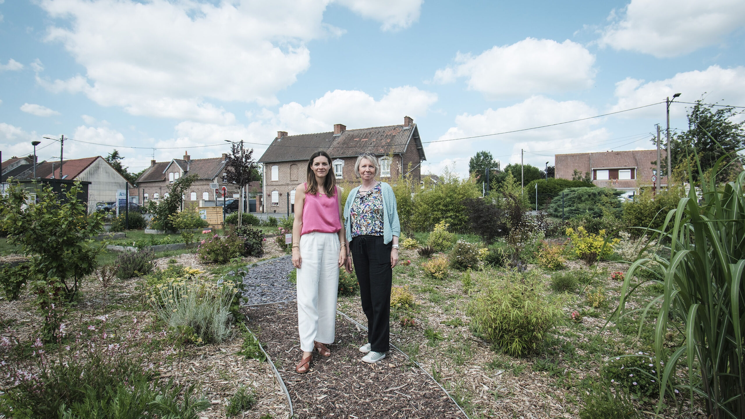 Cie Vagabondes_33-Plaines Sante Portrait de Valérie Mayeux, monitrice éducatrice et Aurélie Samain, psychologue à l’ESAT La Gohelle dans le jardin.