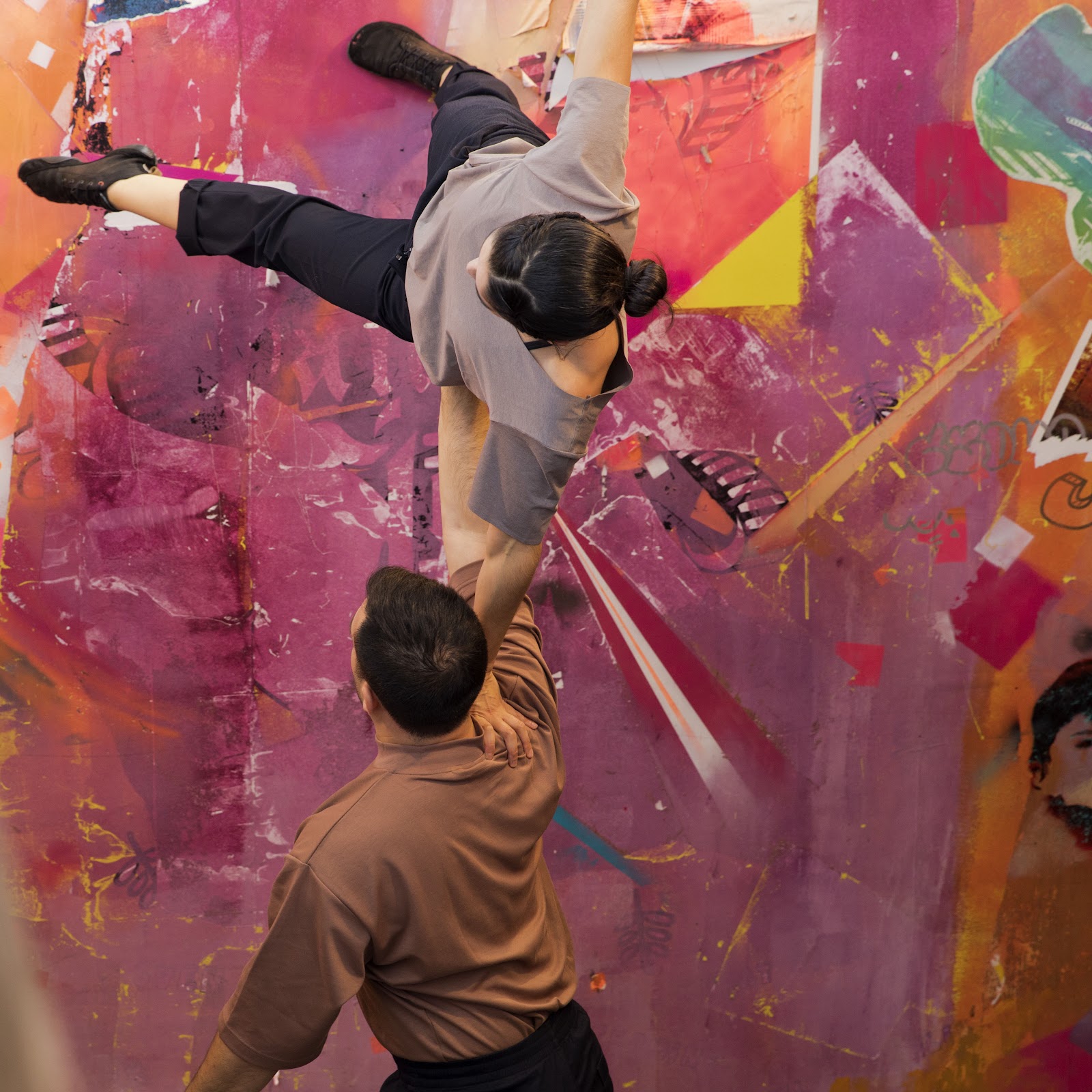Avec Paysage Mobile, la compagnie Casa Otra propose une série d’impromptus acrobatiques conçus pour révéler, poétiser et transformer notre regard sur les espaces du quotidien. Hall d’accueil, couloir, salle d’activité, chambres ou lieux de soins deviennent les terrains d’un cirque de proximité doux et joyeux, porté par la complicité d’un trio d’acrobates. Le projet est porté par Denisse Mena, Yerko Castillo et Pauline Charton. Denisse et Yerko, artistes franco-chiliens